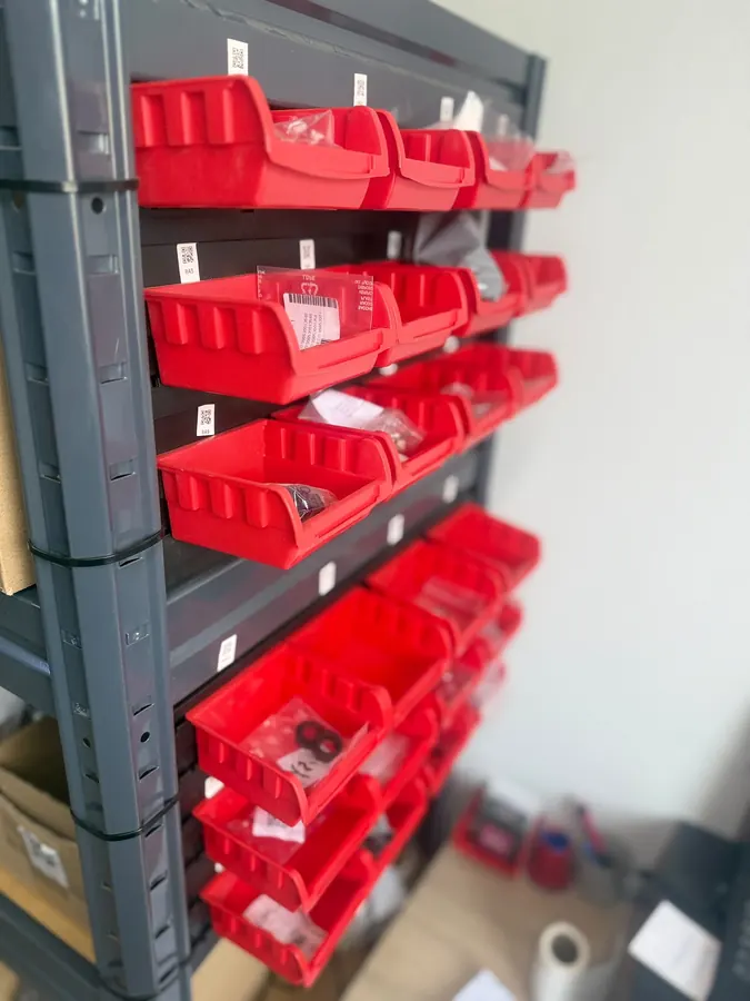 Organizované zásobníky s těsněními a drobnými díly